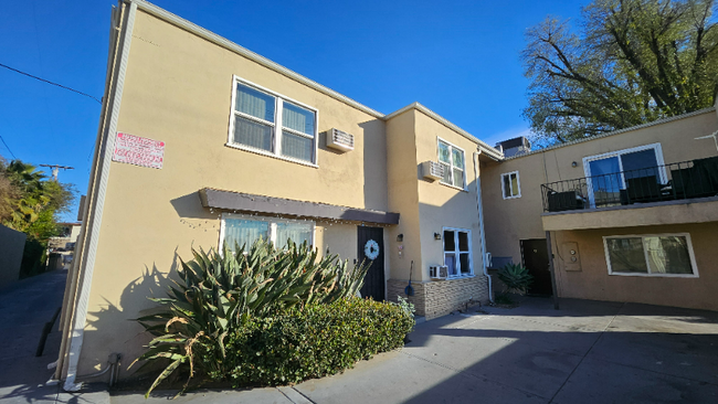7240 Woodman Ave in Los Angeles, CA - Building Photo - Building Photo