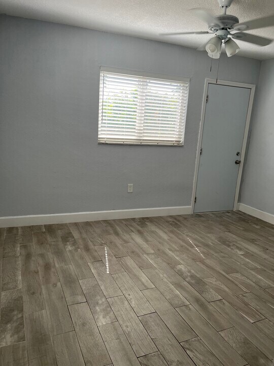 417 E 39th St in Hialeah, FL - Building Photo