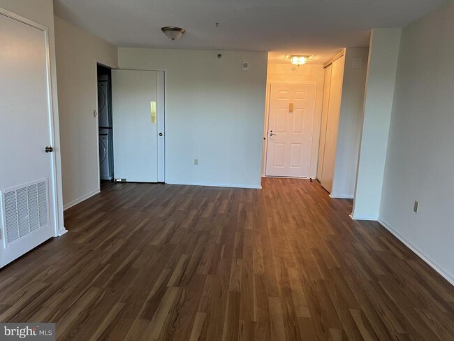 15101 Interlachen Dr in Silver Spring, MD - Building Photo - Building Photo