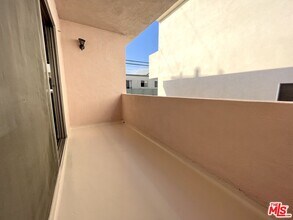 11727 Mayfield Ave in Los Angeles, CA - Building Photo - Building Photo