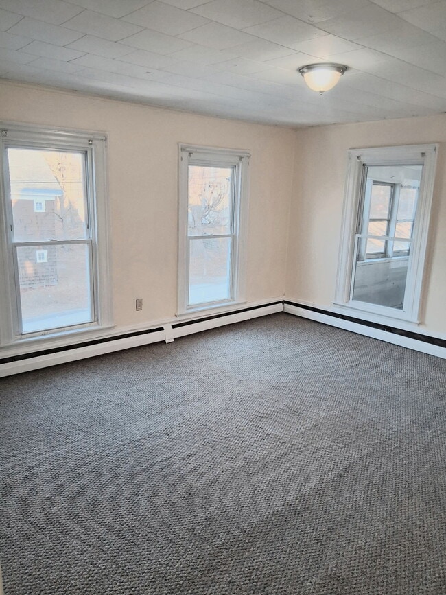 430 Court St, Unit 2 in Auburn, ME - Foto de edificio - Building Photo