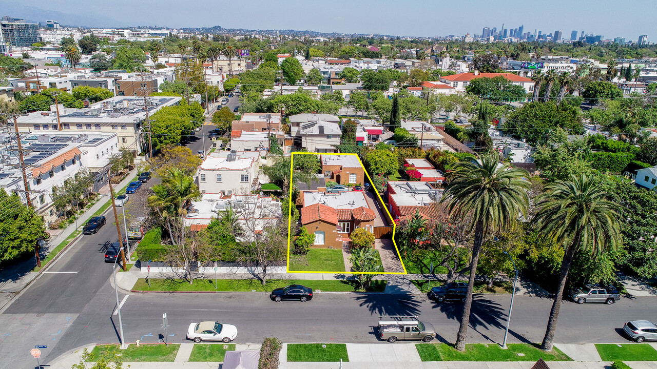 742 N Alta Vista Blvd in Los Angeles, CA - Building Photo