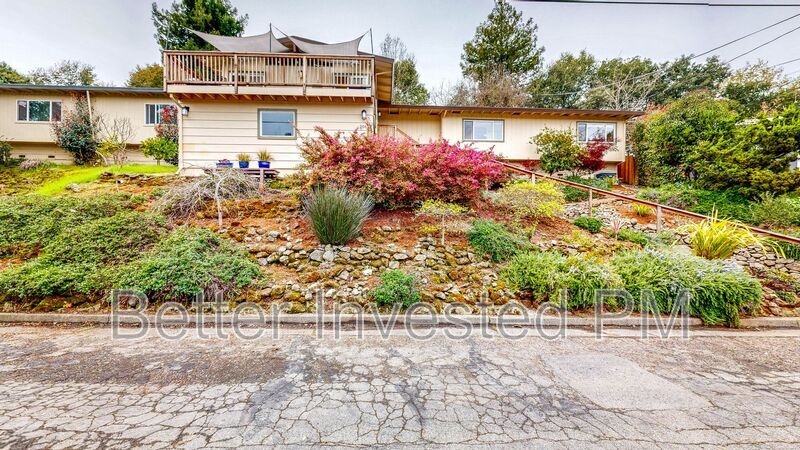 2061 Woodside Dr in Santa Rosa, CA - Building Photo
