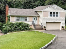 317 Weeping Willow Ln in Fairfield, CT - Building Photo