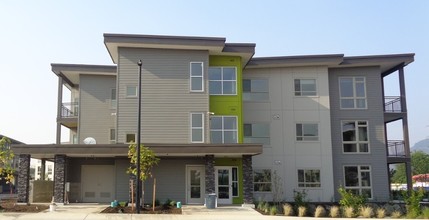 Stone Bridge Apartments in Eugene, OR - Building Photo - Building Photo