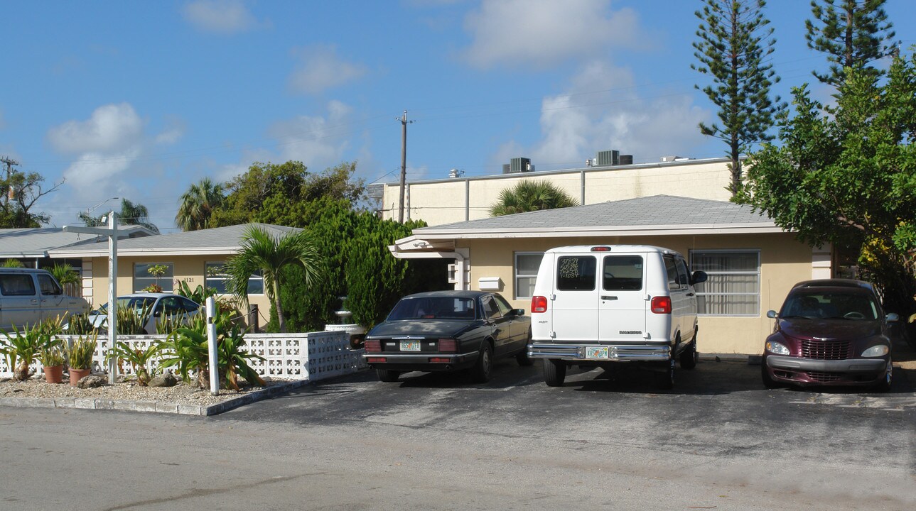 1121 SE 22nd Ave in Pompano Beach, FL - Foto de edificio