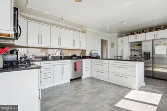 501 Slaters Ln in Alexandria, VA - Building Photo - Building Photo
