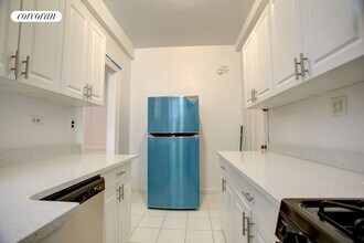 315 W 102nd St in New York, NY - Building Photo - Building Photo