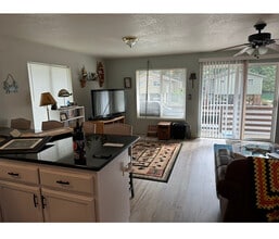 1977 S Windy Bend Dr in Lincoln City, OR - Building Photo - Building Photo