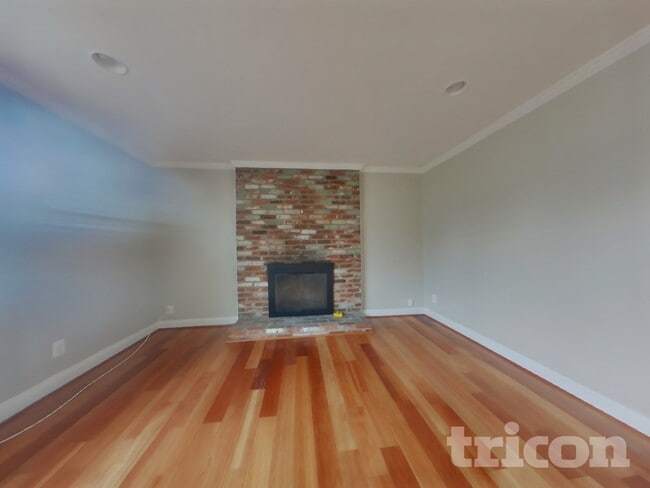 2006 Kirklin Dr in Oxon Hill, MD - Foto de edificio - Building Photo