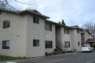 Hemlock Apartments in Chico, CA - Building Photo - Building Photo