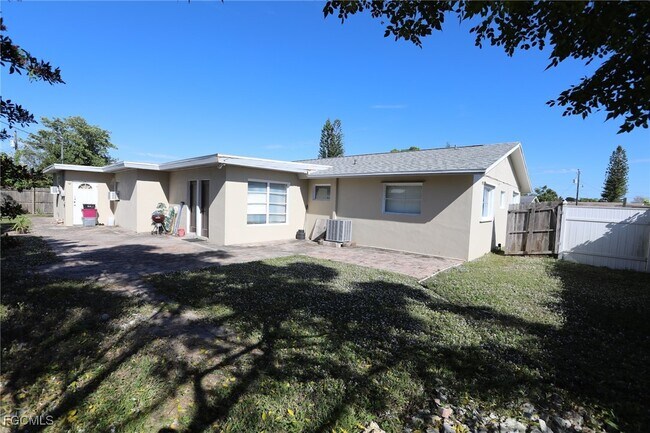 907 Laredo Ave in Lehigh Acres, FL - Building Photo - Building Photo