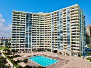3180 S Ocean Dr in Hallandale Beach, FL - Building Photo - Building Photo