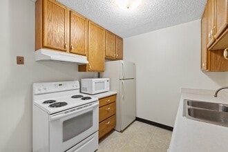 Country Bluff Apartments in Rapid City, SD - Building Photo - Building Photo