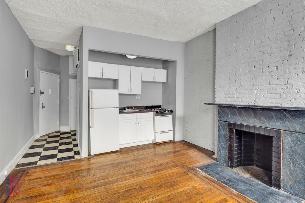 51 Leroy St in New York, NY - Building Photo
