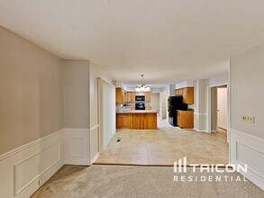 1720 Ridgefield Dr in Roswell, GA - Foto de edificio - Building Photo