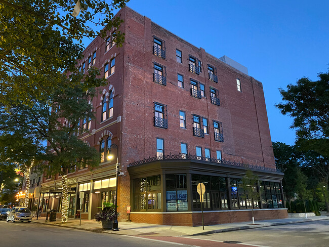 Red Oak at 83 Hanover Street in Manchester, NH - Foto de edificio - Building Photo