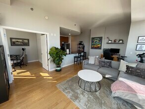 303 W Ohio St, Unit 3408 in Chicago, IL - Building Photo - Building Photo