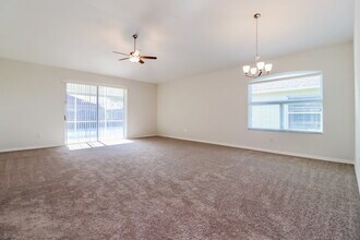 1243 Maximilian Dr in Zephyrhills, FL - Foto de edificio - Building Photo