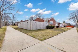 9301 W Auer Ave in Milwaukee, WI - Foto de edificio - Building Photo