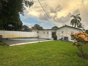 526 S Rainbow Dr in Hollywood, FL - Building Photo - Building Photo