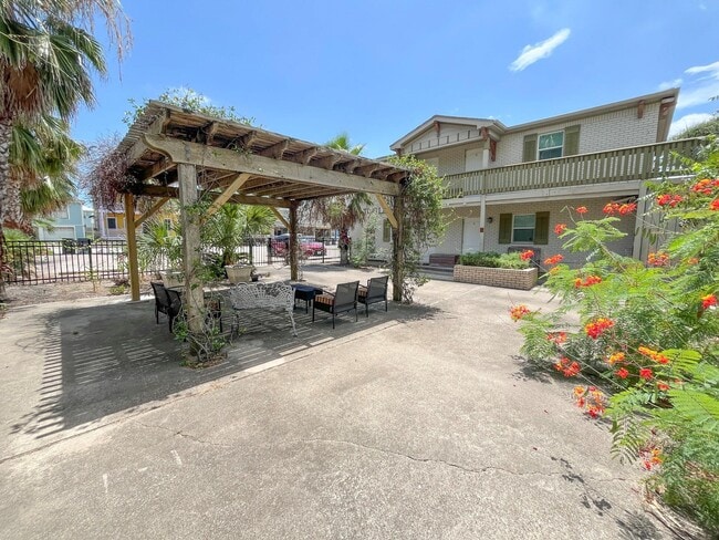 1820 Avenue O 1/2 in Galveston, TX - Foto de edificio - Building Photo