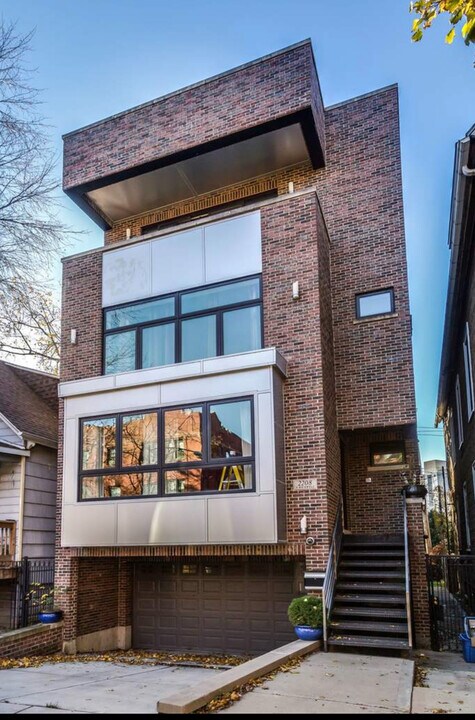 2208 N Rockwell St in Chicago, IL - Building Photo