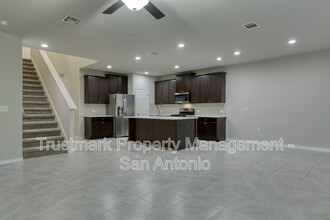 5519 Burr Bluff in San Antonio, TX - Foto de edificio - Building Photo