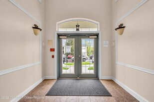 548 St Andrews Pl in Manalapan, NJ - Building Photo