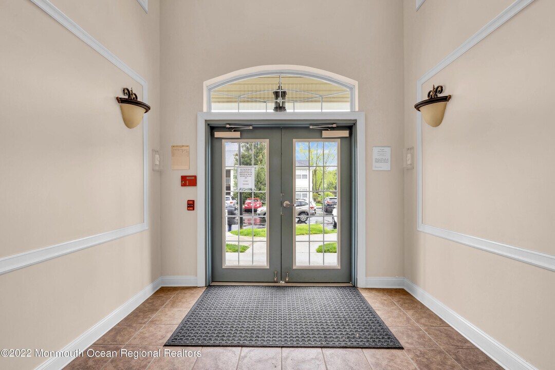 548 St Andrews Pl in Manalapan, NJ - Building Photo