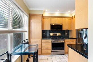1220 Weaver Rd NW in Bainbridge Island, WA - Building Photo - Building Photo