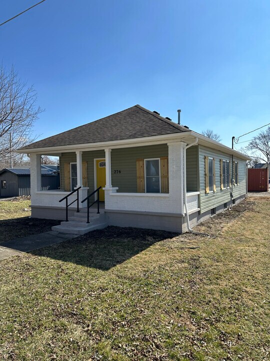 276 S 1st St in Pekin, IN - Building Photo