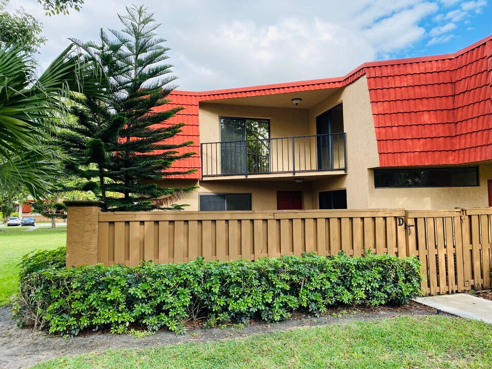 8195 Severn Dr, Unit D in Boca Raton, FL - Foto de edificio
