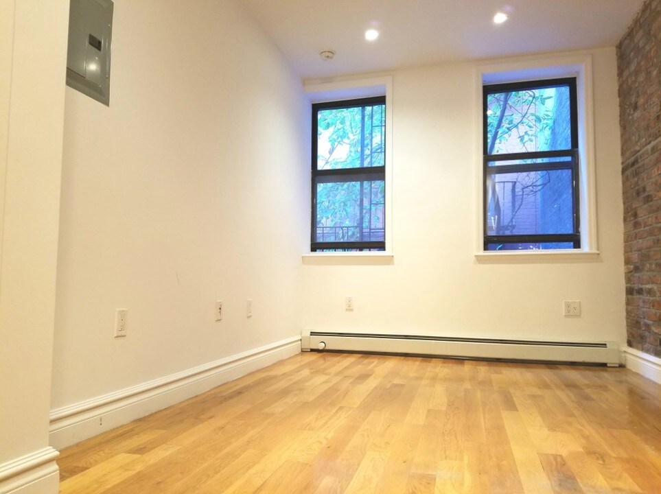 327 E 10th St in New York, NY - Building Photo