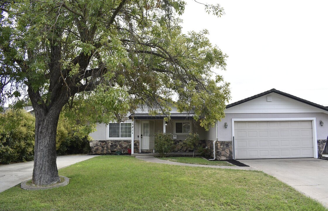 6924 Van Maren Ln in Citrus Heights, CA - Building Photo