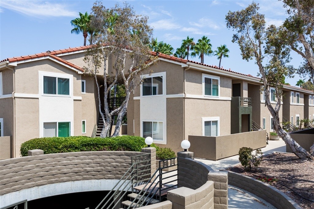 7565 Charmant Dr-Unit -506 in San Diego, CA - Building Photo
