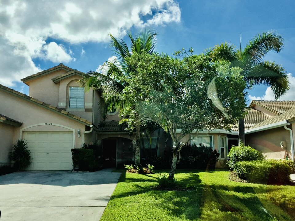 10626 Lake Shore Dr in Wellington, FL - Building Photo