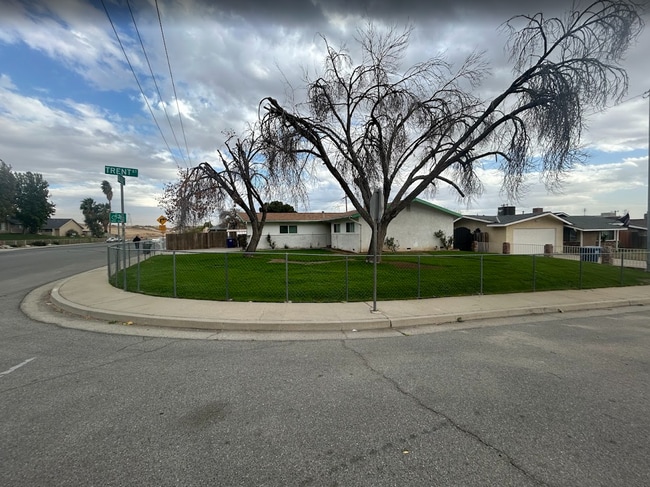 7001 College Ave in Bakersfield, CA - Building Photo - Building Photo