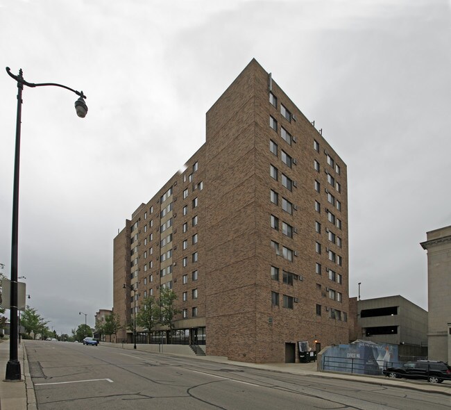 McMynn Tower Apartments in Racine, WI - Building Photo - Building Photo