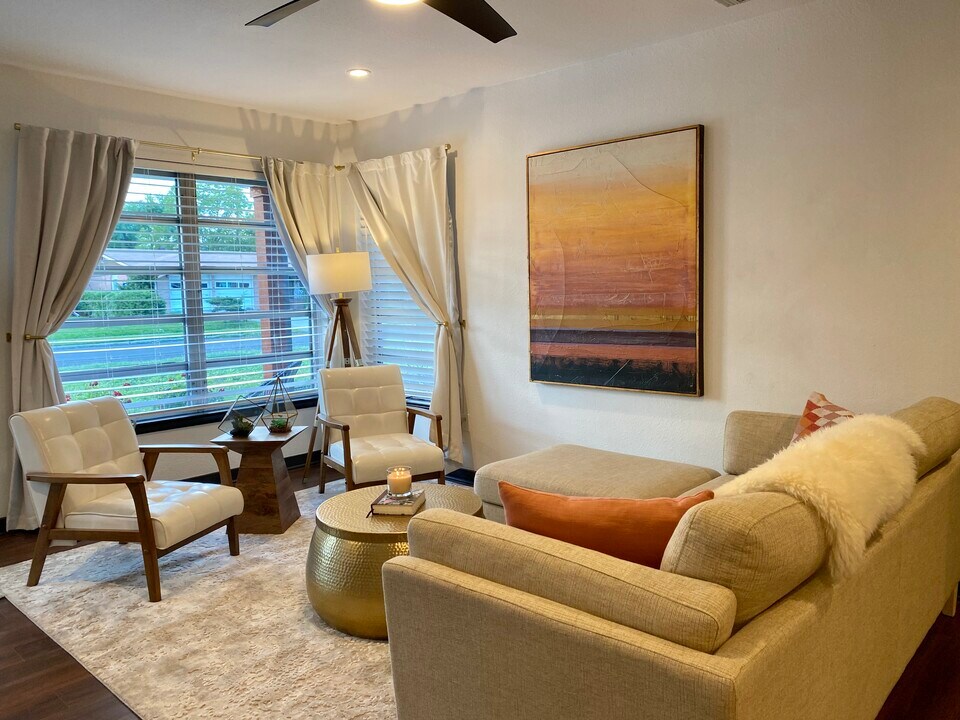 374 Pinewood Ln in San Antonio, TX - Building Photo