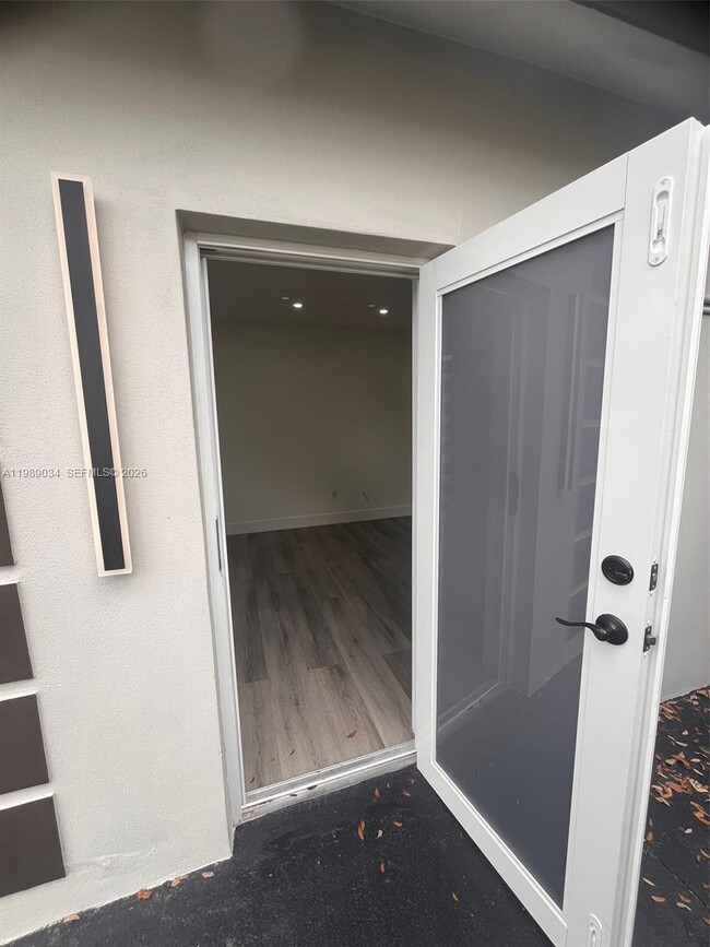 19541 NW 57th Ct in Hialeah, FL - Building Photo - Building Photo