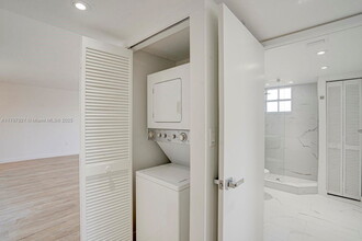 1 Alhambra Cir in Coral Gables, FL - Foto de edificio - Building Photo