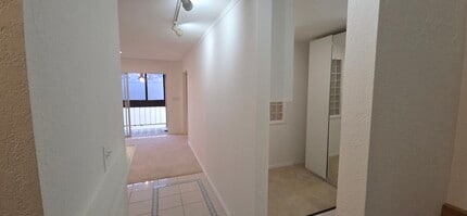 288 Whitmore St, Unit 211 in Oakland, CA - Building Photo - Building Photo