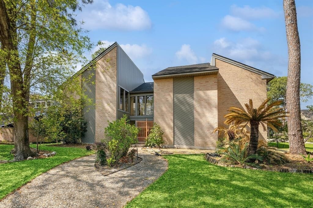 2002 Tucumcari Dr in Houston, TX - Building Photo