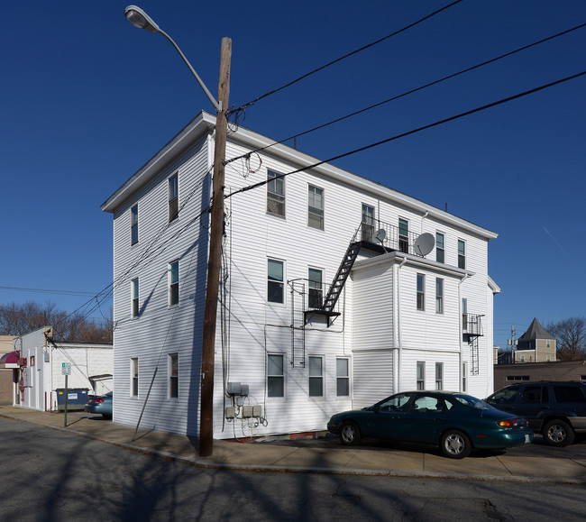 6 Clemence St in Cranston, RI - Foto de edificio - Building Photo