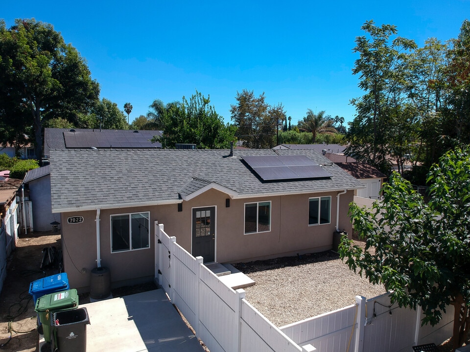 7022 Crebs Ave in Reseda, CA - Foto de edificio