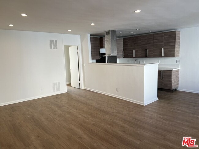 property at 1253 Hayworth Ave