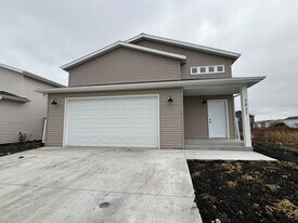 3837 33rd St S in Moorhead, MN - Building Photo