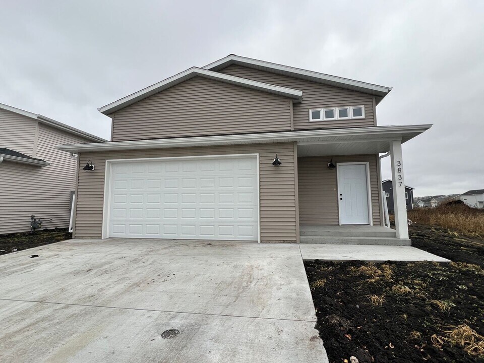 3837 33rd St S in Moorhead, MN - Foto de edificio