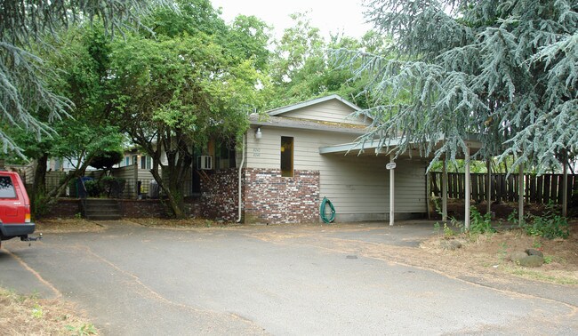 8240-8252 NE Schuyler St in Portland, OR - Building Photo - Building Photo